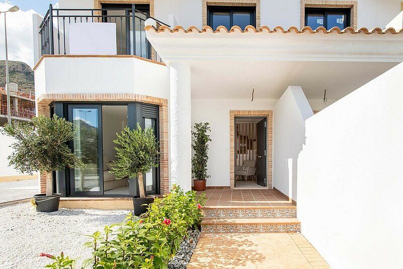 Modern 3-Bed Townhouse with Solarium