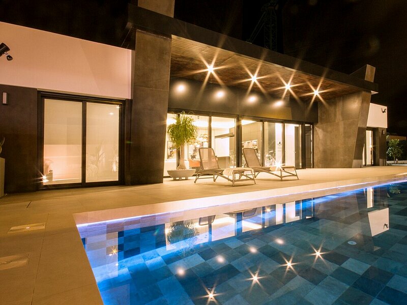 Luxury 3 Bed Corner Villa Plus Basement
