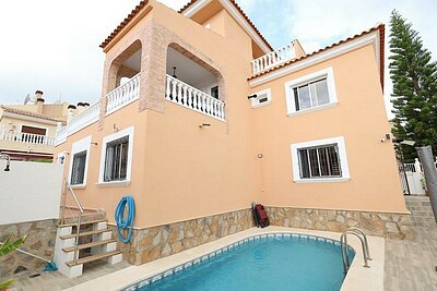 Spectacular 5-Bed Corner Villa with Guest Apartment in Villamartín